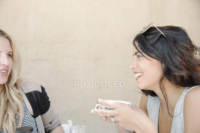 Donna che chatta con un amico . — Foto stock