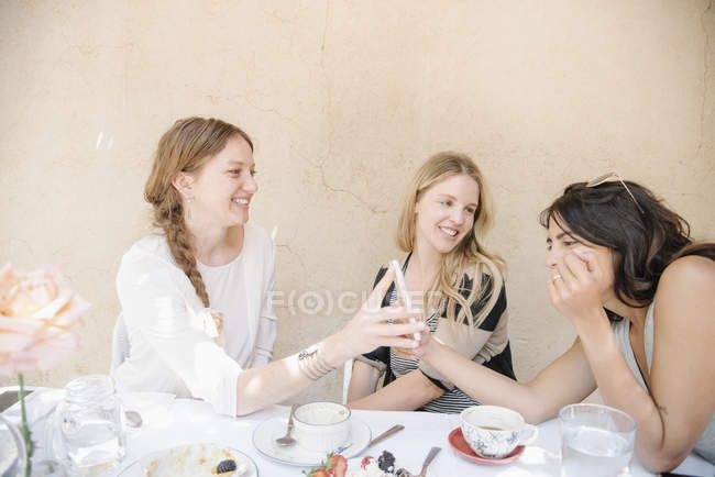 Women looking at a cell phone. — Stock Photo