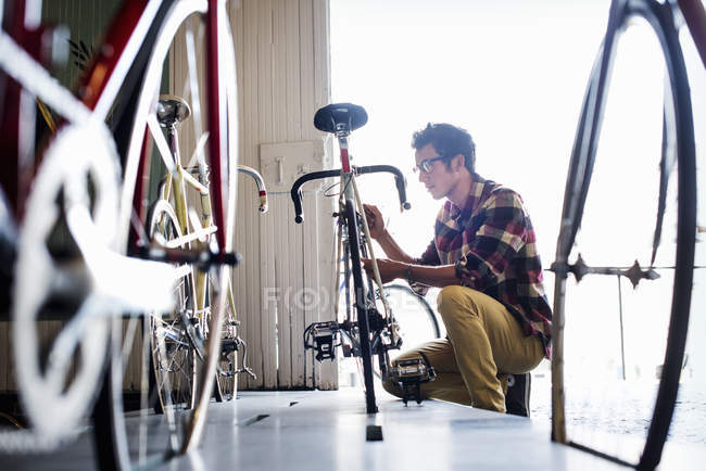 Uomo riparazione bici — Foto stock