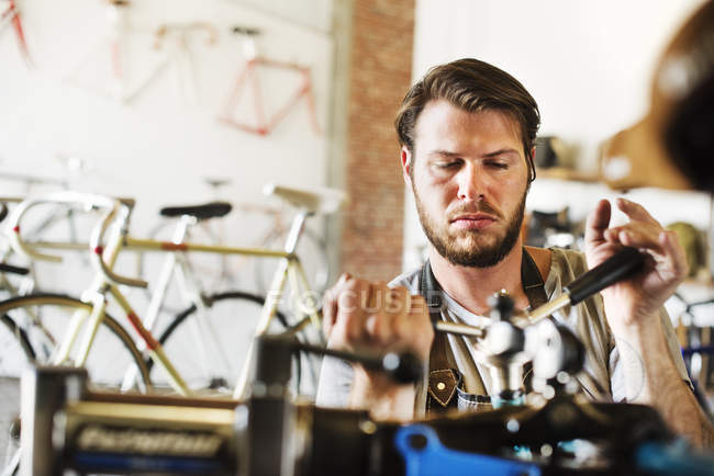 Man checking the frame of the bike. — Stock Photo