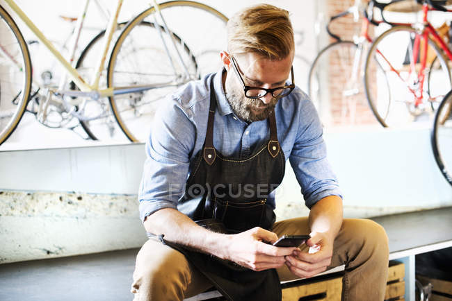 Man checking his phone for messages. — Stock Photo