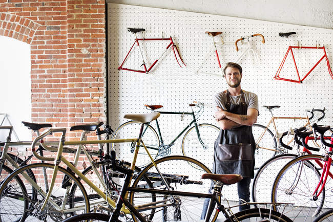 Portret dell'uomo nel negozio di biciclette . — Foto stock