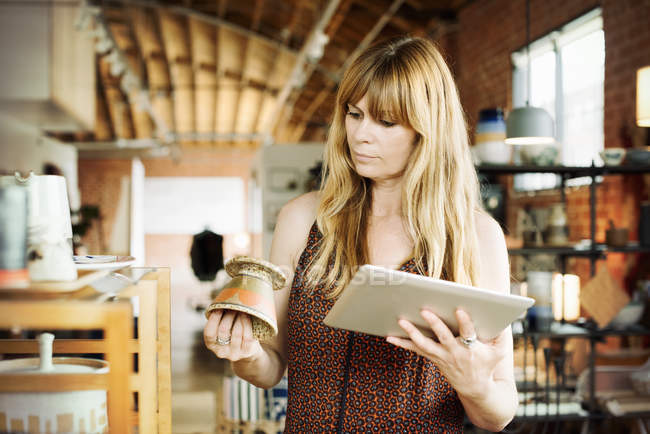 Frau hält digitales Tablet in der Hand — Stockfoto