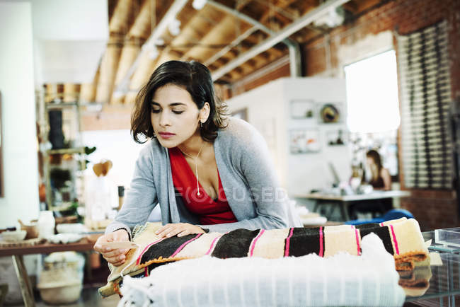 Молодая женщина смотрит на ценник — стоковое фото