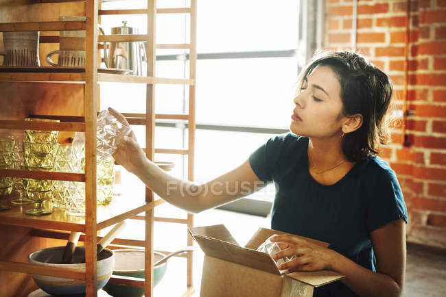 Jovem mulher em uma loja — Fotografia de Stock