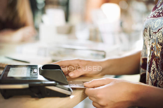 Закрытие женщины с помощью кредитной карты — стоковое фото