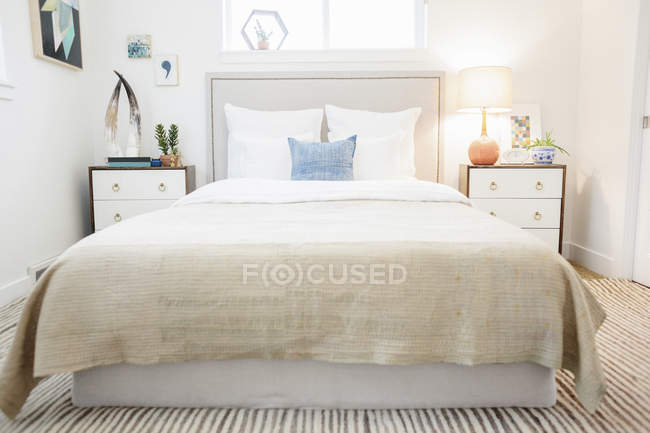 Schlafzimmer in einem Appartement mit Doppelbett — Stockfoto