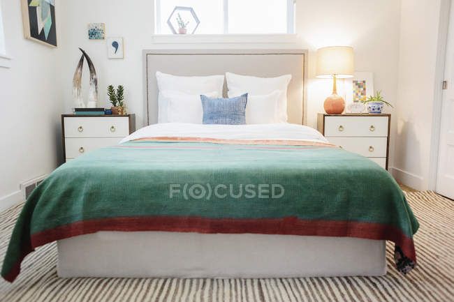 Спальня в квартире с двуспальной кроватью — стоковое фото