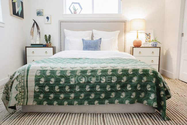 Спальня в квартирі з двоспальним ліжком — стокове фото