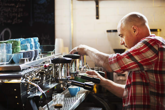 Uomo che lavora una macchina da caffè — Foto stock