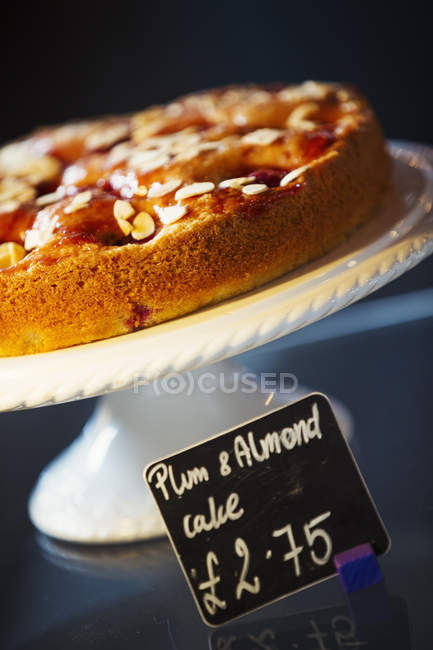 Gâteau aux prunes et amandes — Photo de stock