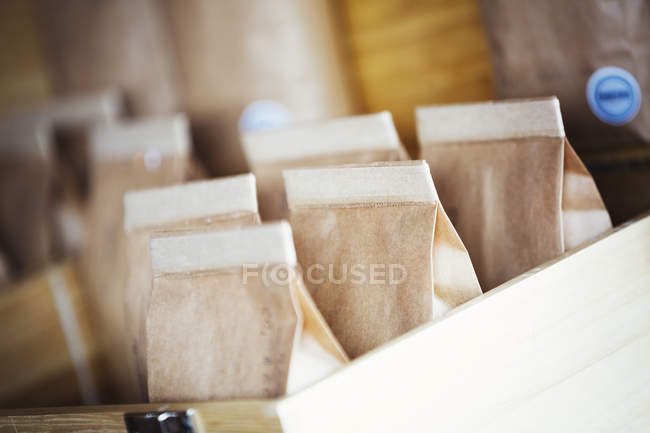 Bolsas de café molido fresco - foto de stock