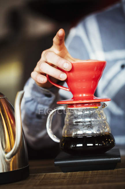 Человек пивоварения кофе с использованием фильтрующей бумаги — стоковое фото