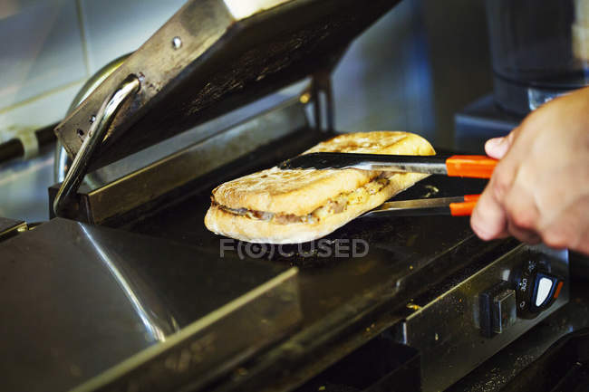 Pessoa que prepara um sanduíche torrado — Fotografia de Stock