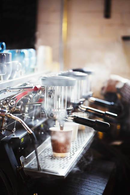 Personne travaillant à une grande machine à café — Photo de stock