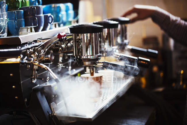 Pessoa que trabalha em uma grande máquina de café — Fotografia de Stock