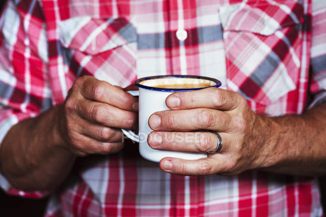 Homme tenant une tasse de café. — Photo de stock