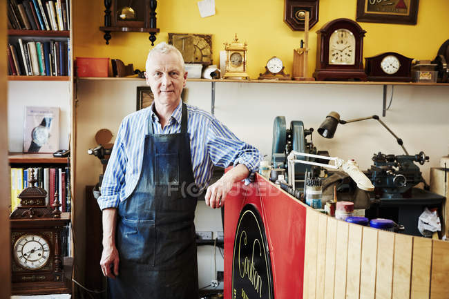Porträt eines Uhrmachers in seiner Werkstatt. — Stockfoto