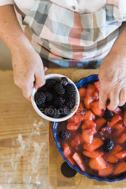 Donna versando frutta stufata — Foto stock