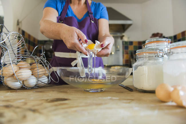 Woman baking fairy cakes. — Stock Photo