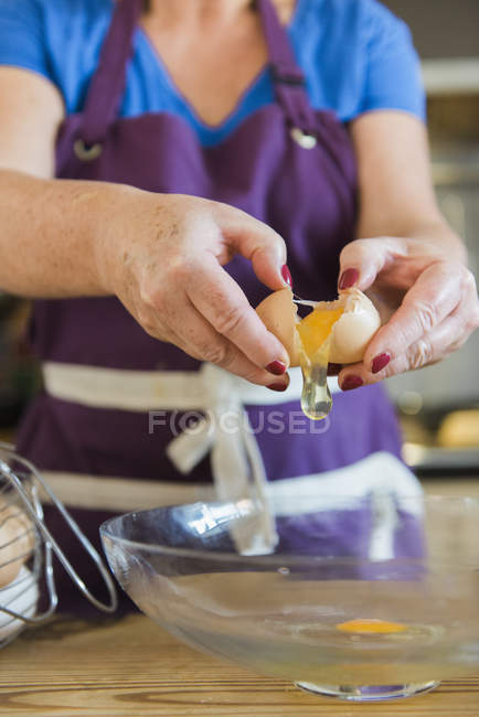 Woman baking fairy cakes. — Stock Photo