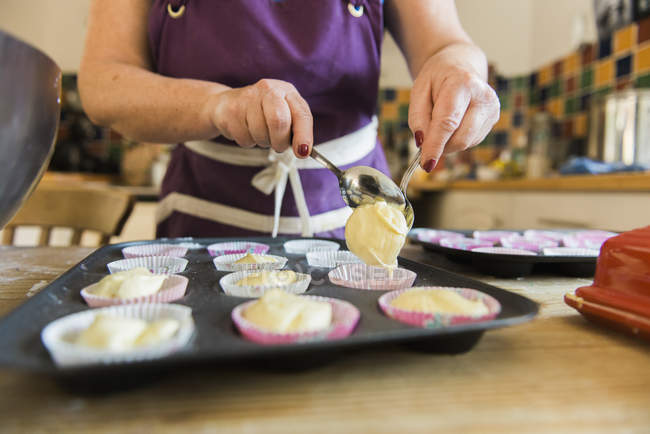 Женщина печет волшебные торты . — стоковое фото