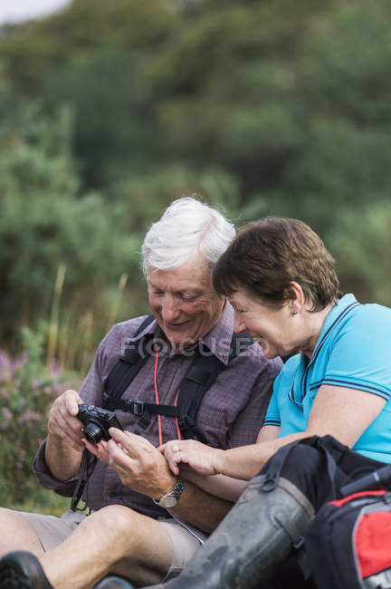 Mature couple taking photographs — Stock Photo