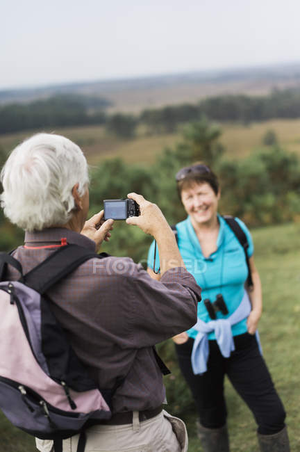 Mature couple taking photographs — Stock Photo