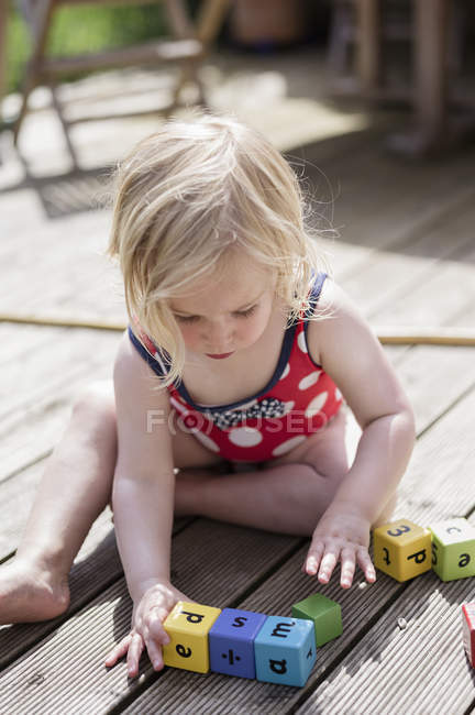 Giovane ragazza giocare all'aperto . — Foto stock