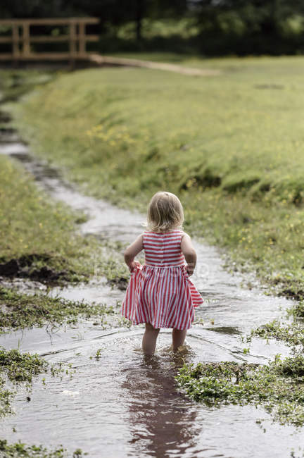 Young girl playing outdoors. — Stock Photo