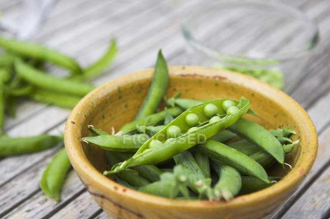 Bowl of picked peas. — Stock Photo