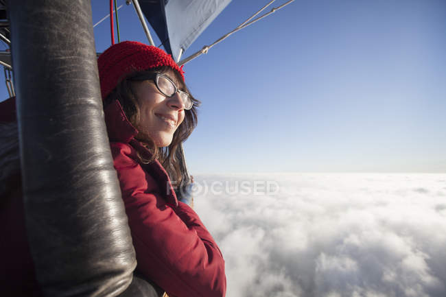 Chica volando en un globo - foto de stock