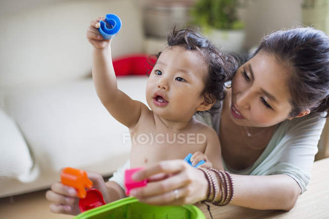 Mutter und Sohn spielen zusammen — Stockfoto