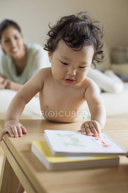 Mulher lendo para um bebê — Fotografia de Stock