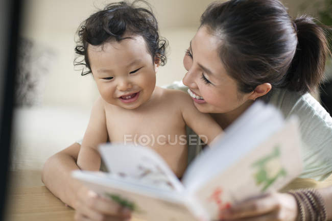 Mulher lendo para um bebê — Fotografia de Stock