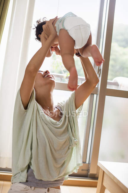 Mère jouant avec son petit garçon . — Photo de stock