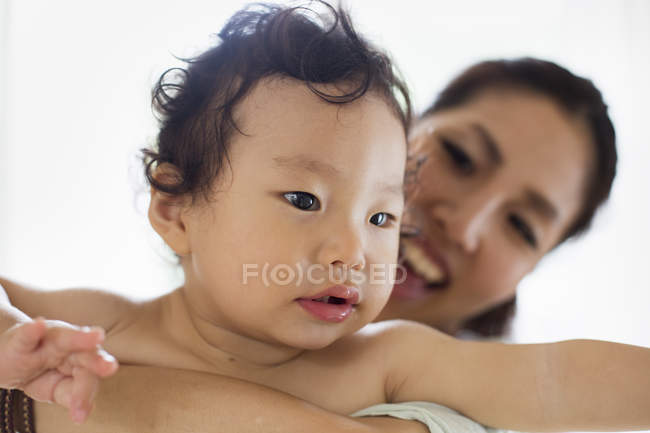 Madre sosteniendo a su bebé - foto de stock