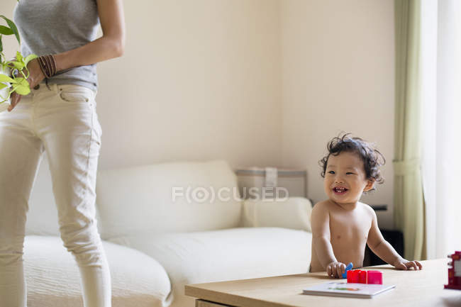 Mutter und Sohn im Wohnzimmer — Stockfoto