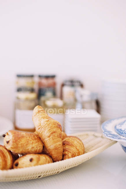 Tavolo con un piatto di croissant — Foto stock