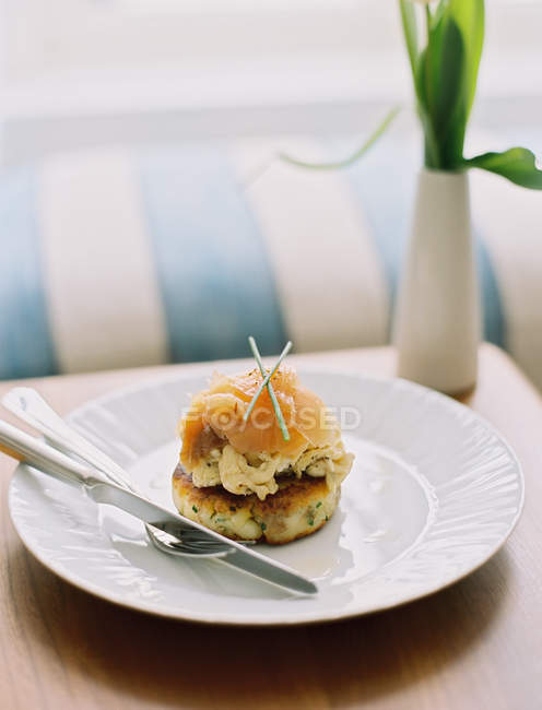 Piatto con salmone affumicato su un muffin — Foto stock