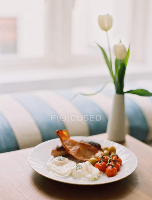 Тарелка с беконом и яйцами — стоковое фото