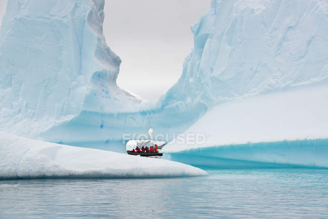 Pessoas em pequeno barco de costela inflável — Fotografia de Stock