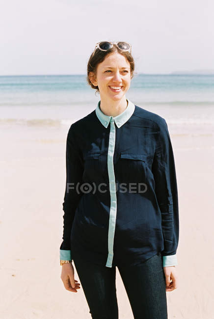 Donna in piedi su una spiaggia — Foto stock