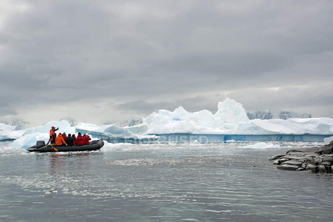 Pessoas em pequeno barco de costela inflável — Fotografia de Stock
