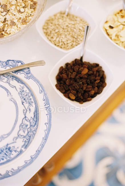 Dessus de table avec une assiette bleue et blanche — Photo de stock