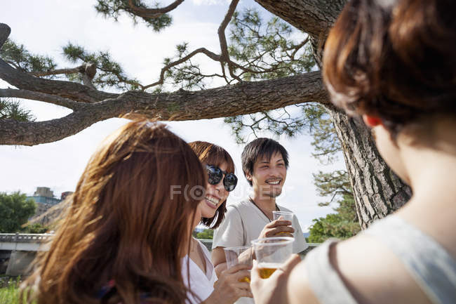 Группа друзей в парке — стоковое фото