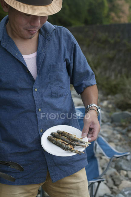 Japonés hombre en un picnic . - foto de stock
