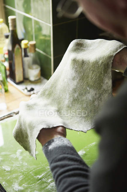 Hombre maduro haciendo pasta fresca - foto de stock