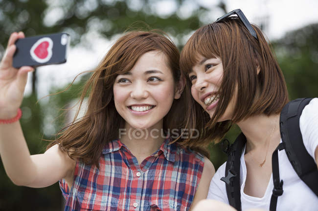 Femmes amis prendre un selfie — Photo de stock
