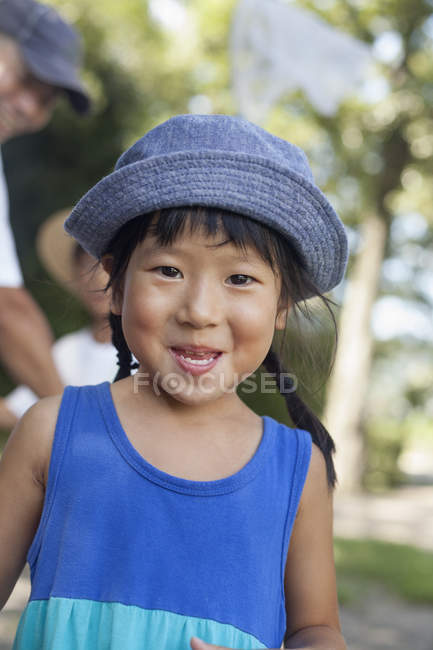 Japonés chica usando un verano vestido - foto de stock